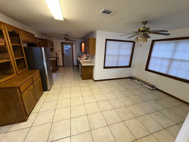 Building Photo - 541 Lakeside Dr