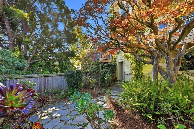 Building Photo - Light Filled Condo in Noe Valley+ Parking Included+ Laundry In unit - Please Contact for Showing ...