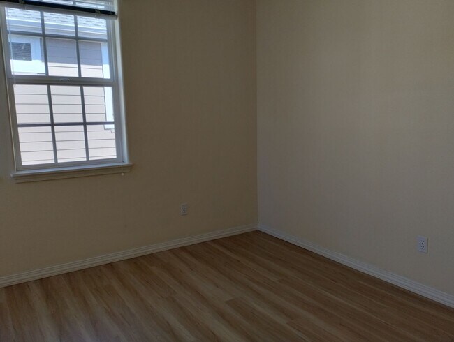 Building Photo - Bethany 4 Bed One Bed & Full Bath on Main Fenced Yard w/EV Charger Close to Schools & Shopping