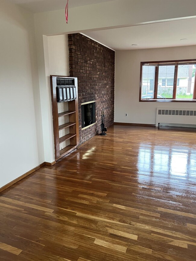 Building Photo - 5 Brighton Pl