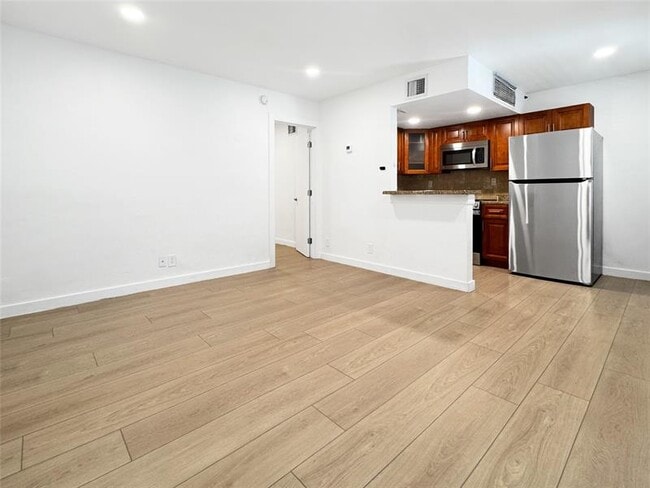 Building Photo - 417 NE 17th Ave