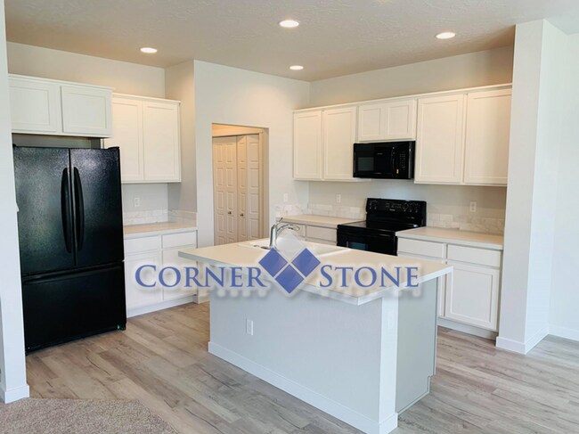 Building Photo - Like New Pet Friendly Home!