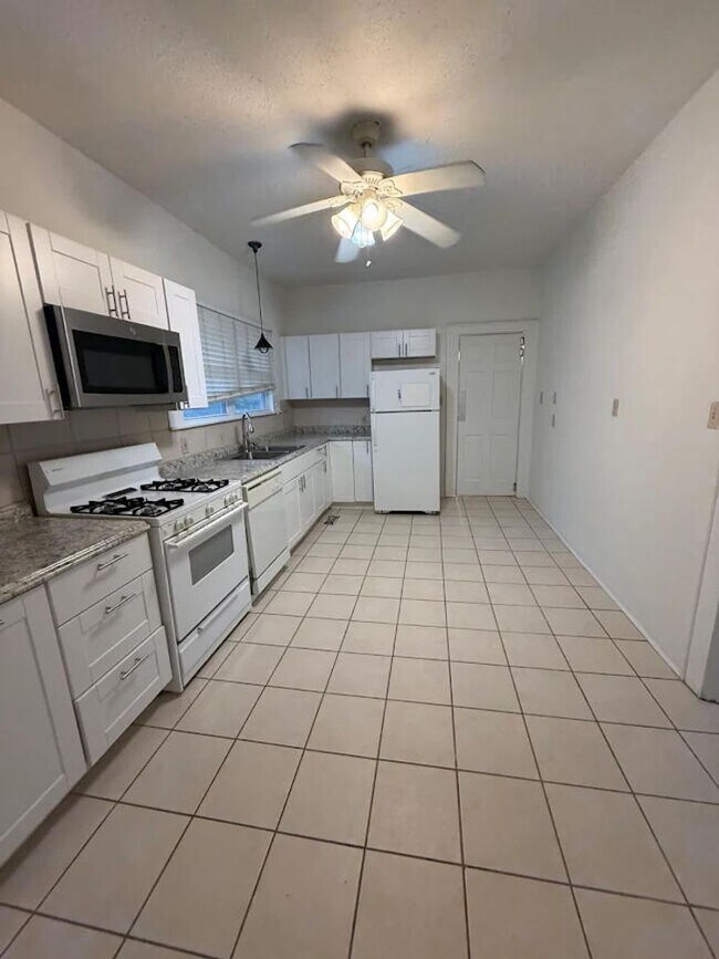 Building Photo - Charming Hillcrest 2-Bed Home with Modern Upgrades & Sunlit Living Spaces