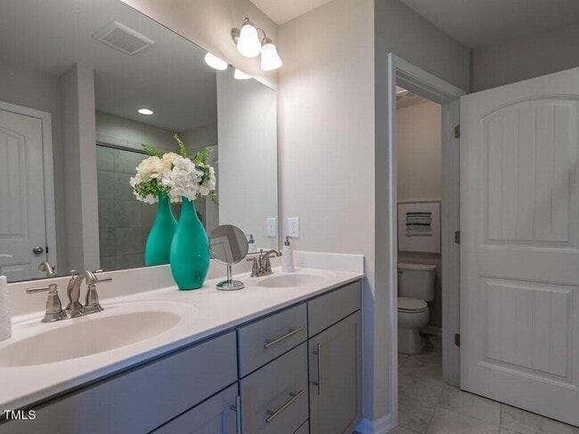 Building Photo - Gorgeous new townhome in the heart of Clay...
