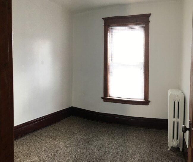 Bedroom 1 - 423 N 1st Ave E