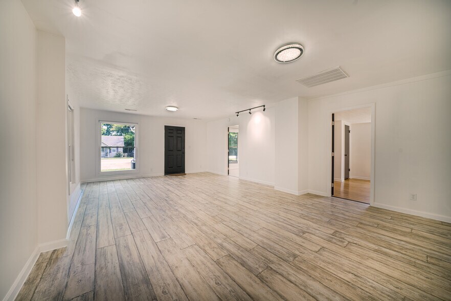 Building Photo - 212 McArthur Dr