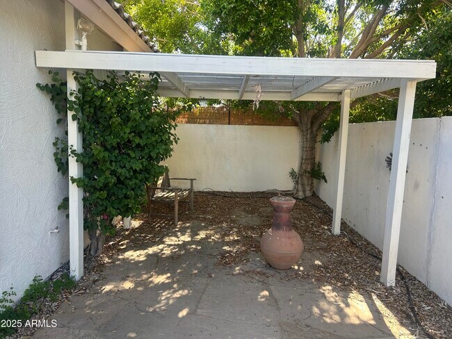Building Photo - 1322 E Briarwood Terrace