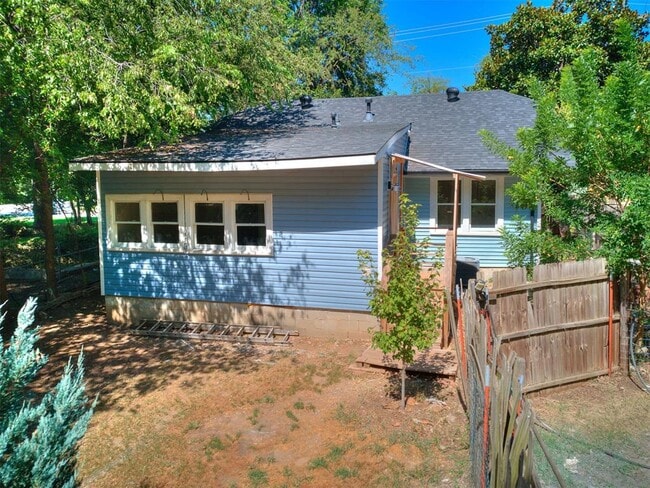 Building Photo - 316 N University Blvd