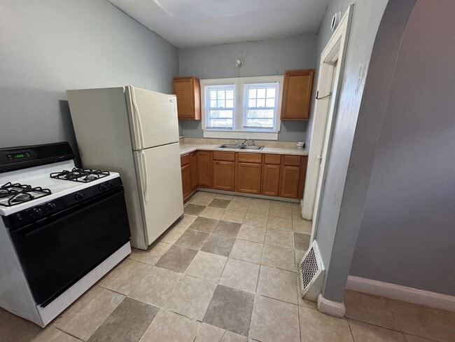 Building Photo - 830-832 Weghorst Street