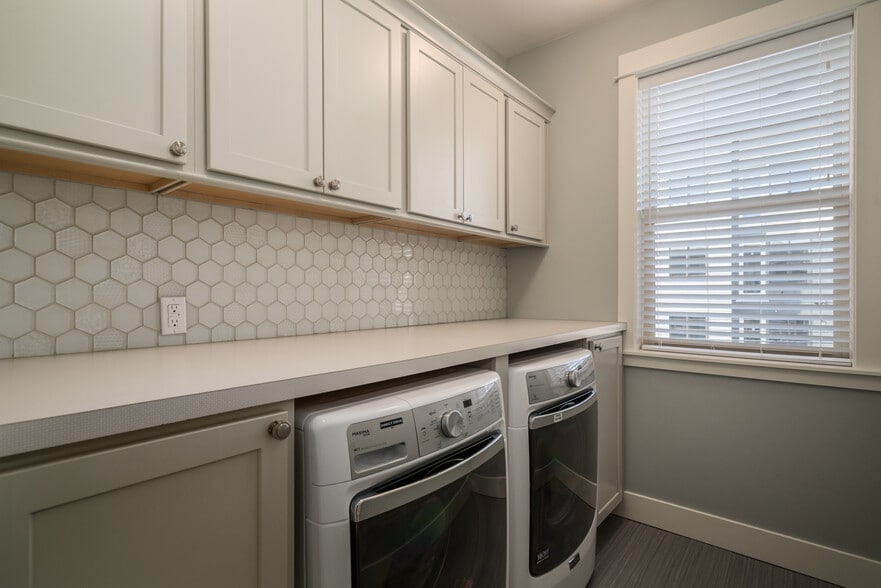 laundry room - 1605 SE Yukon St
