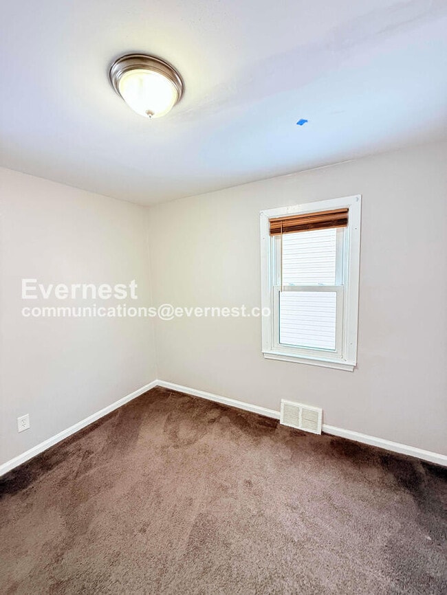 Building Photo - 3 Bed/2 Bath Home with Fenced Yard / Pet-Friendly / Vouchers Accepted / Available Now!