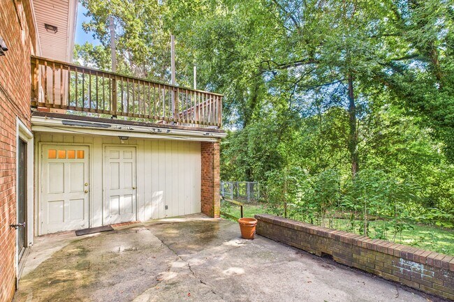 Building Photo - Large Home in Guilford Hills, Hardwood Flo...