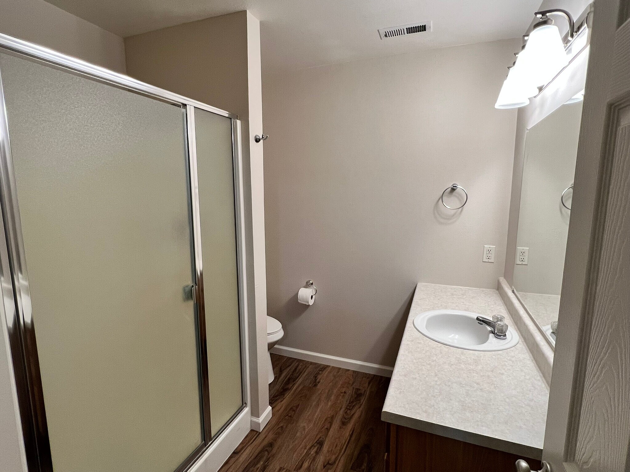 Building Photo - 5553 Glenridge Way