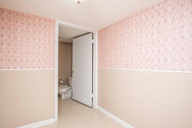 Building Photo - Halls 37938 - 4 bedroom, bath home with 4 garage spaces - Call Susan Niedergeses 865-300-4722
