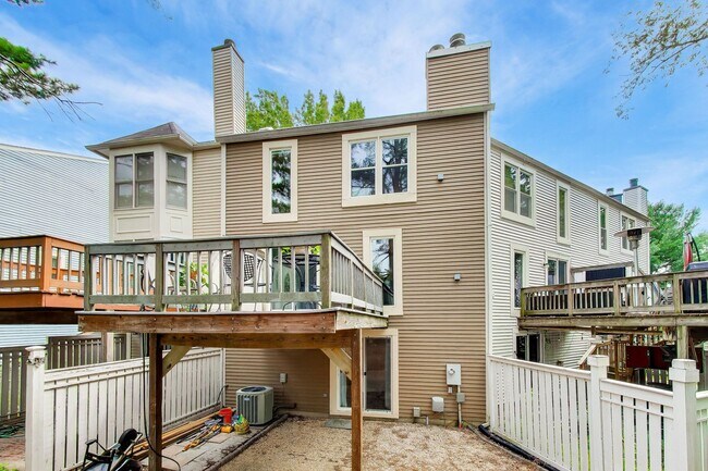 Building Photo - 2bd/2.5ba hideaway in the heart of Reston - incredible location $2750+util.
