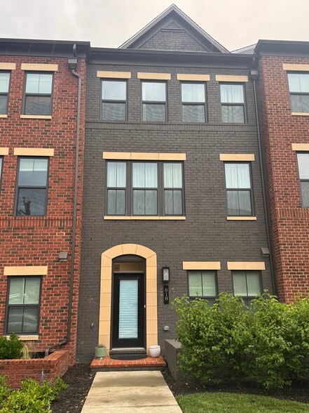 Primary Photo - 818 S Greenbrier St