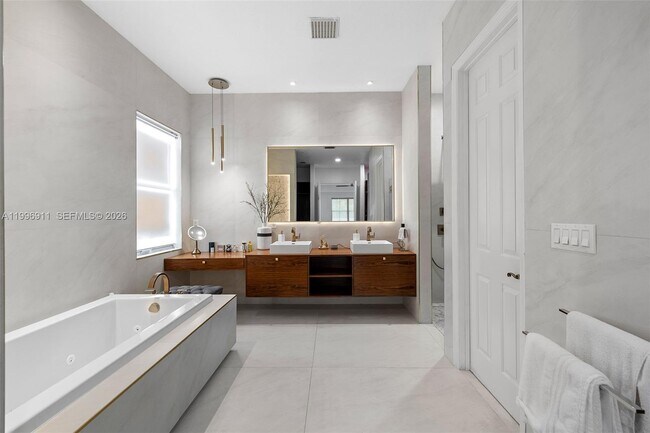 Building Photo - 3870 E Hibiscus St