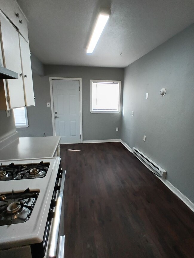 Building Photo - Minutes from Tinker!