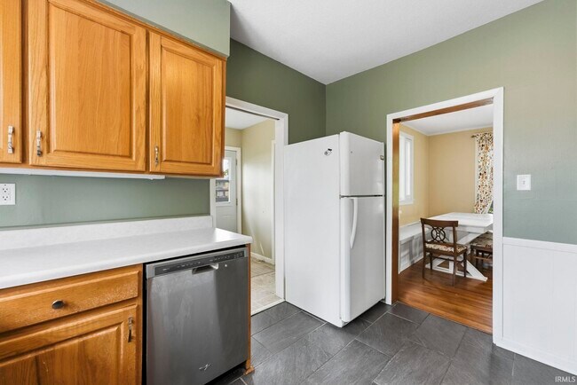 Building Photo - 527 W Oakdale Dr