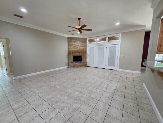 Building Photo - FOR LEASE!! Great location!