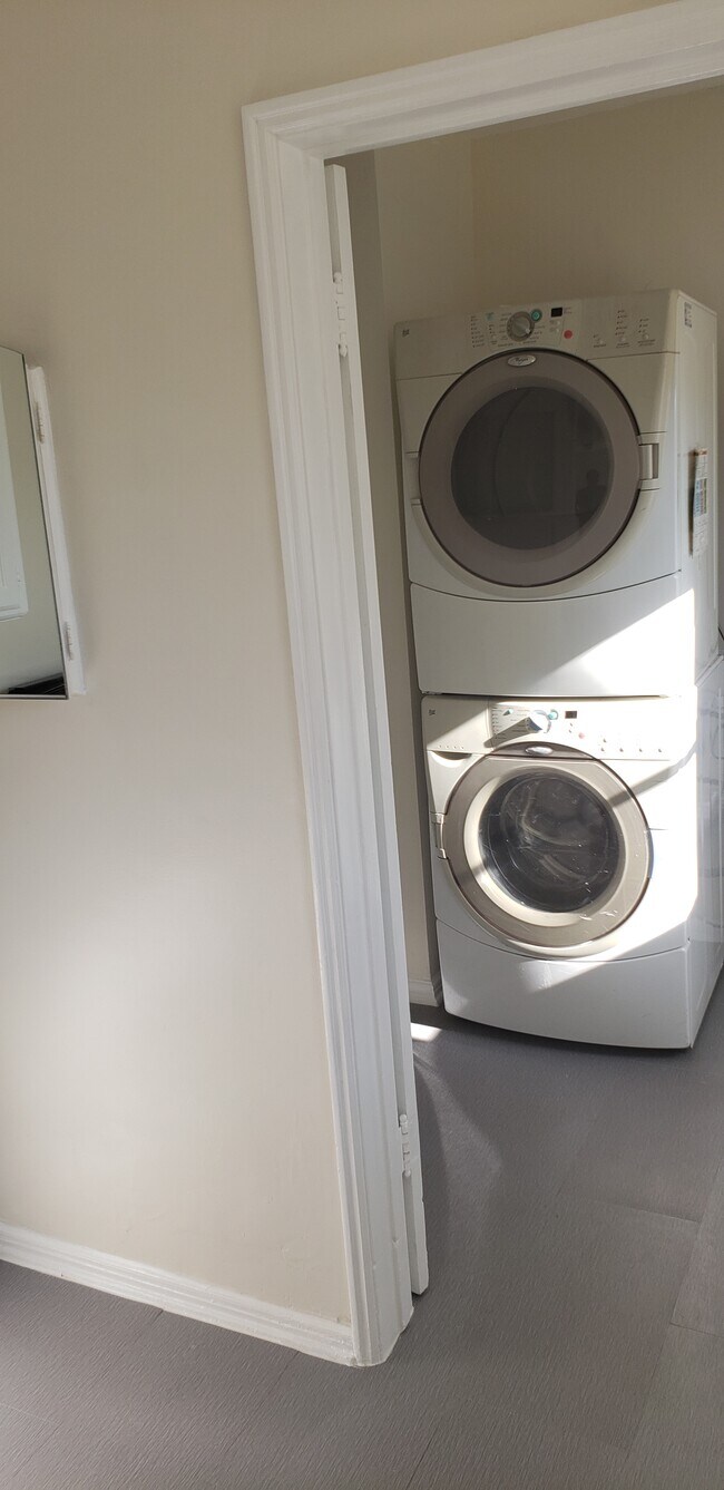Wahser/Dryer room - 2049 N Vermont Ave