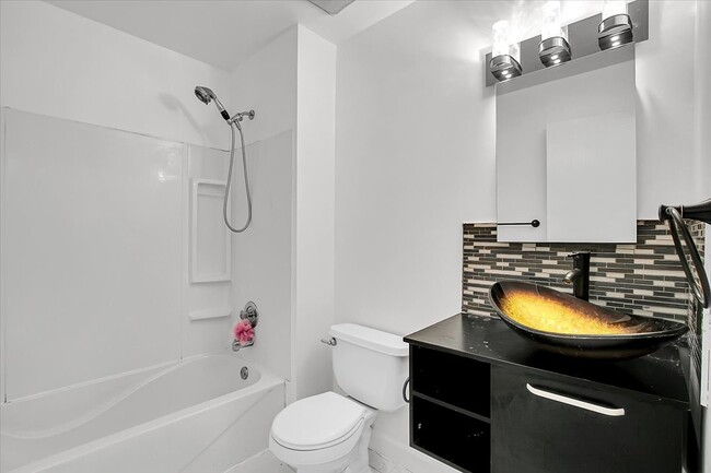 Building Photo - 1645 Estate Cir