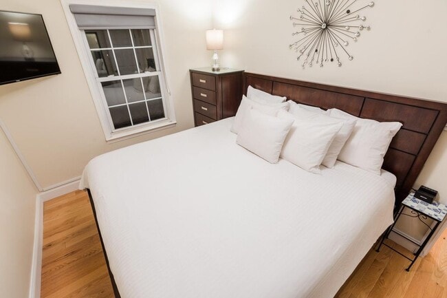 Building Photo - 366 Monmouth St