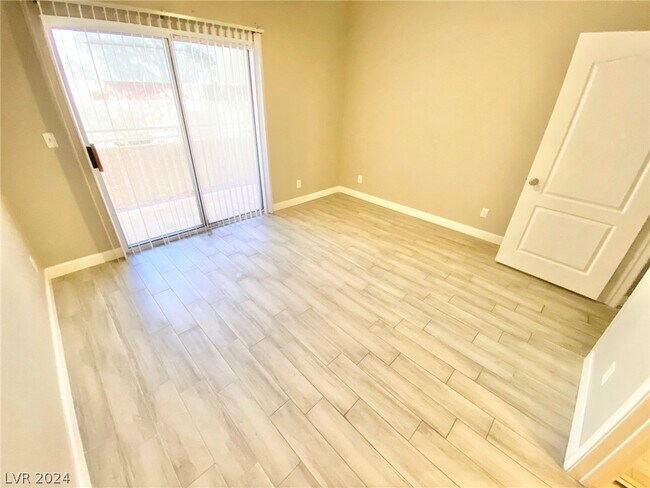 Building Photo - 1900 N Torrey Pines Dr