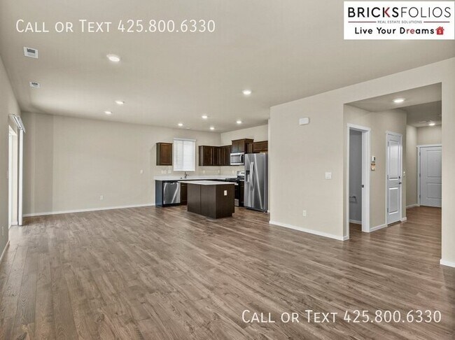 Building Photo - Inviting Home in Port Orchard with a Perfe...