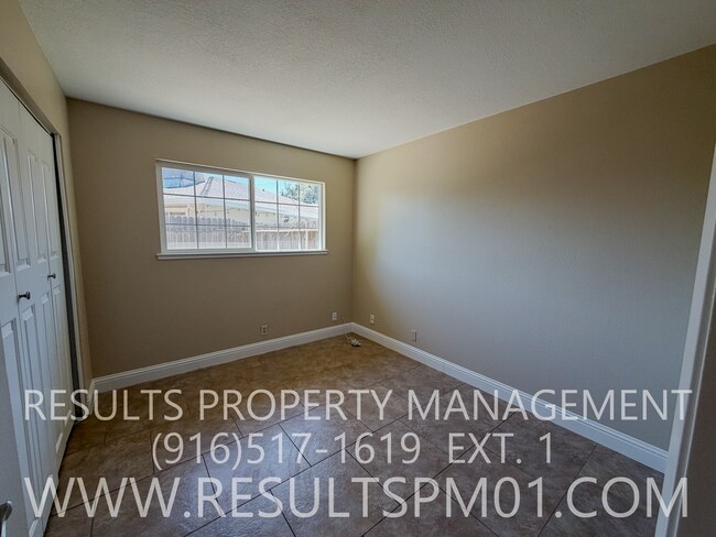 Building Photo - 5568 Hillsdale Blvd