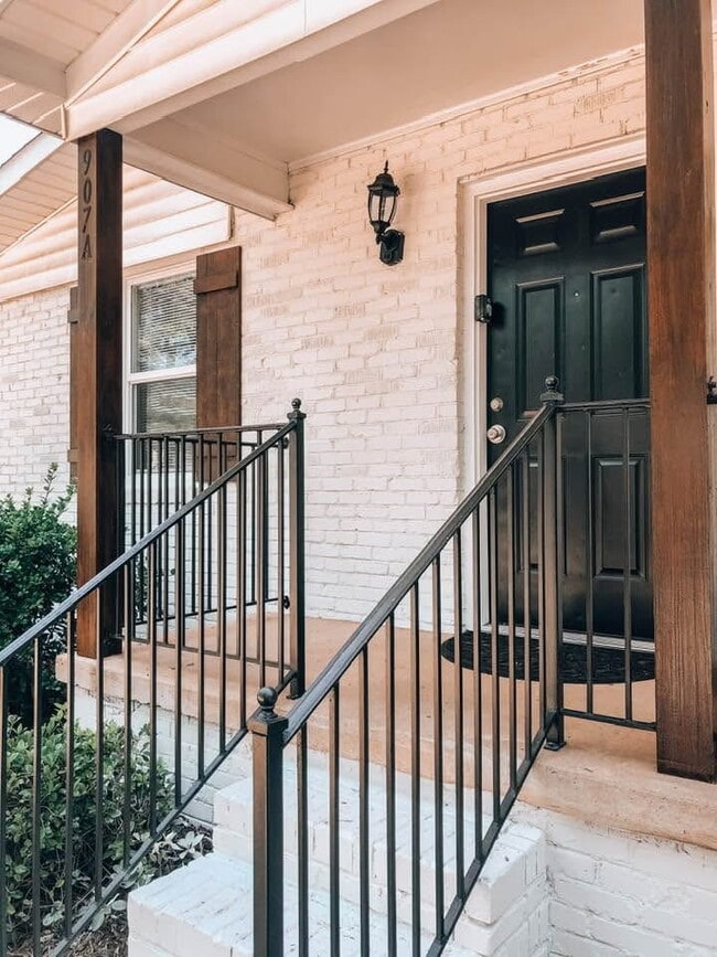 Building Photo - 907A Hampton Ave