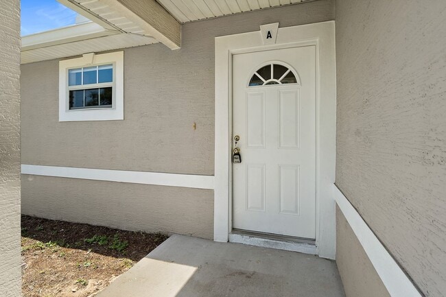 Building Photo - Spacious 3 Bedroom 2 Bath 1 Car Duplex in ...