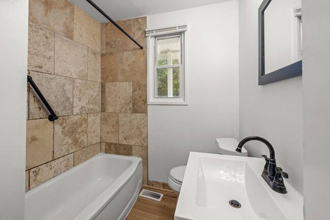 Building Photo - Charming 3 Bedroom, 2 Bathroom house