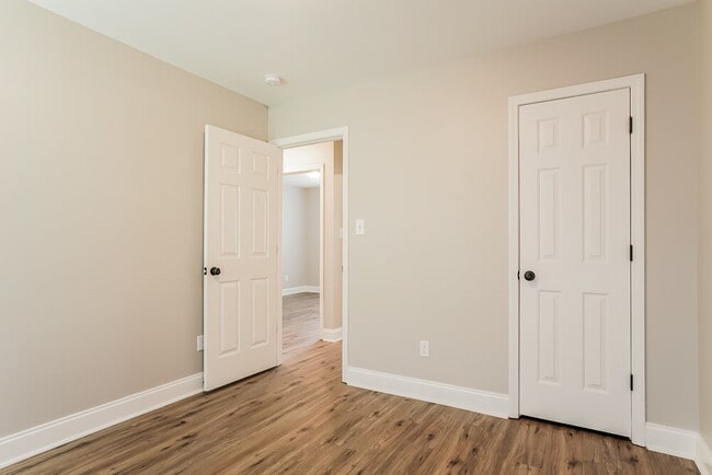 Building Photo - 143 Locket Dr