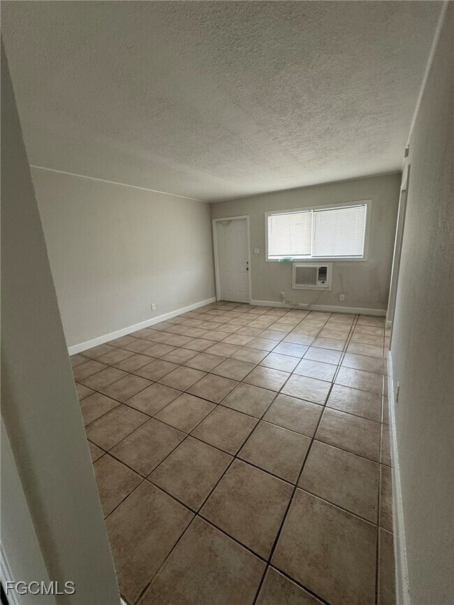 Building Photo - 2452 Stella St