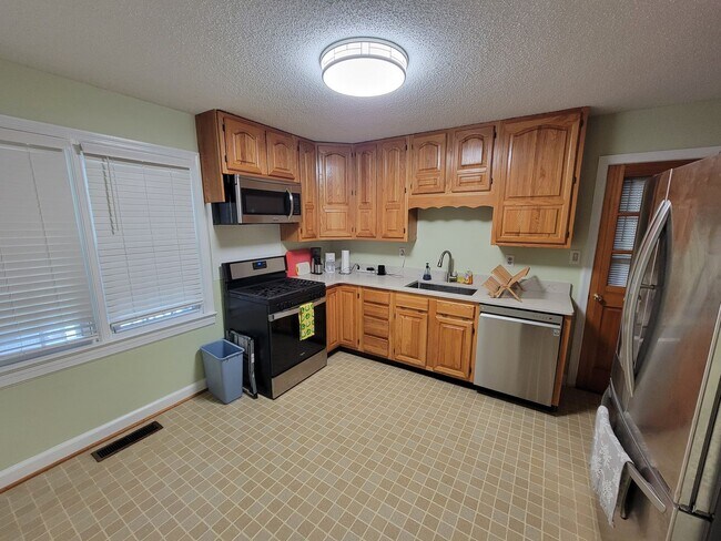 Building Photo - 3 Bedroom 2 Bathroom House