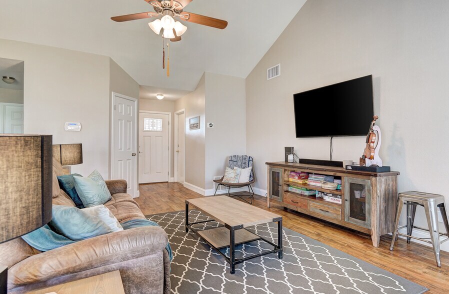 Building Photo - 1307 Rambling Cv