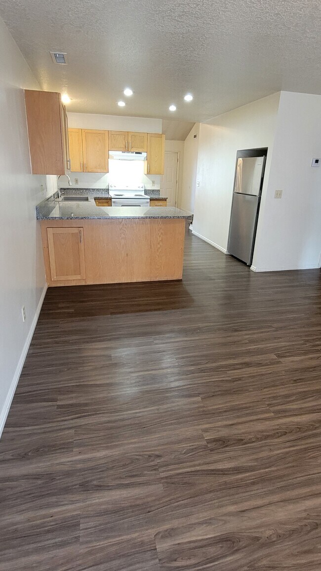 Building Photo - 190 W 700 N