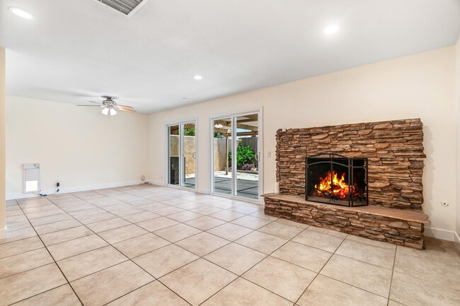 Building Photo - 51550 Avenida Mendoza