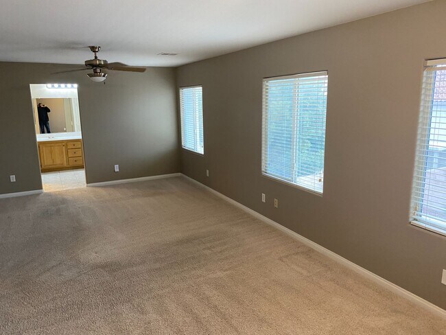 Building Photo - Gorgeous home close to Lake Sahara!