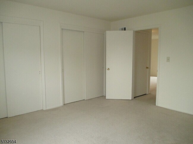 Building Photo - 181 Long Hill Rd