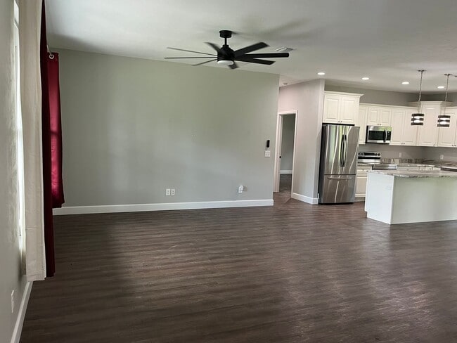 Building Photo - Upgraded New 3 Bedroom, 2 Bath home in Emerald Cove