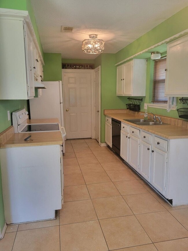 Building Photo - Pet Friendly, One Story 3 Bedroom Available!