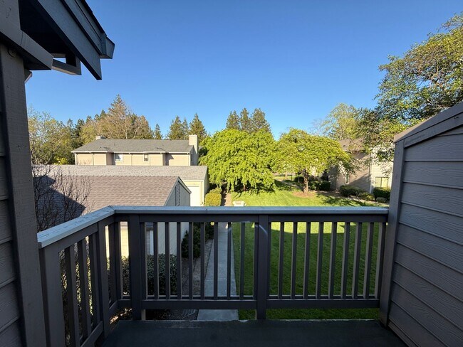 Building Photo - Recently updated top floor 1 bedroom + office with laundry, pool and garage