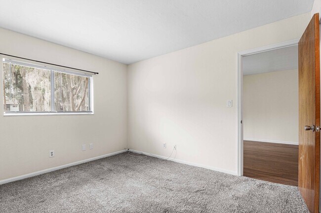 Building Photo - Move-In Ready 2 BR/ 2BA Condo on Southside close to Truman