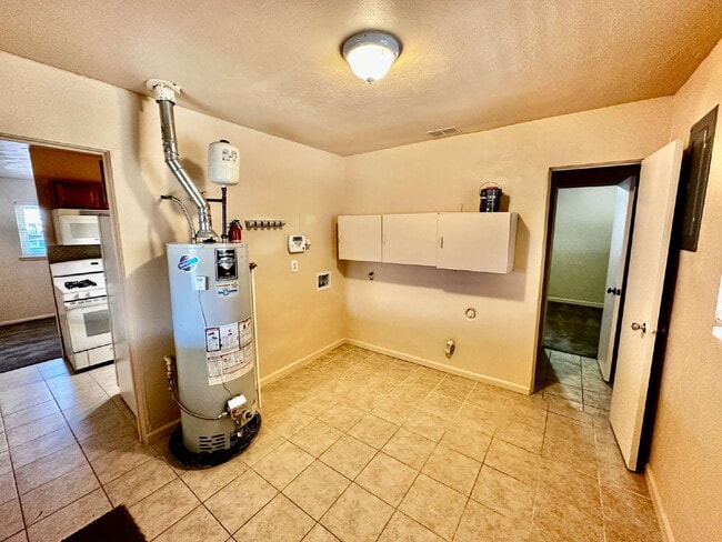 Building Photo - Charming 3 bed/2 bath house in the Heart of Thornton!