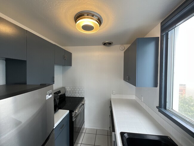 Building Photo - 3773 Ocean Front Walk