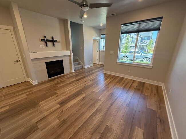 Building Photo - Petrosa!  3 Bdrm, 2.5 Bath 1450 sq ft Town...