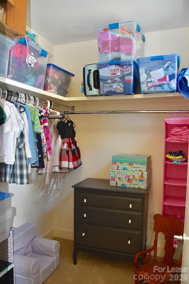 Building Photo - 916 Westbrook Dr