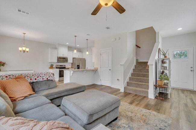 Building Photo - AVAILABLE NOVEMBER (PET FRIENDLY)